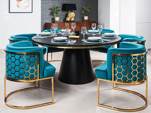 蓝绿色天鹅绒和金色餐椅六边形- 7个最流行的餐椅- dining - goodhomesmagazine.com