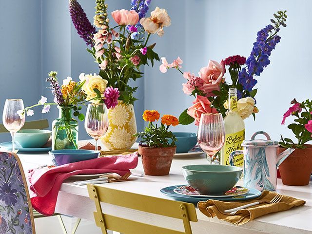 与鲜花的五颜六色的餐桌计划 -  Goodhomesmagazine.com
