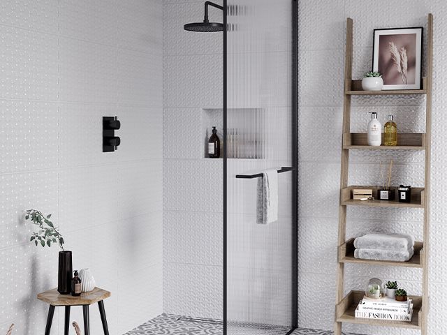 黑框淋浴房-顶部浴室装修，将增加您的家庭价值-浴室- goodhomesmagazine.com