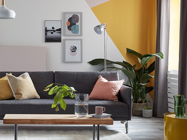 灰色沙发，粉色靠垫——道恩博士关于营造一个用心的家的最佳建议——灵感——goodhomesmagazine.com