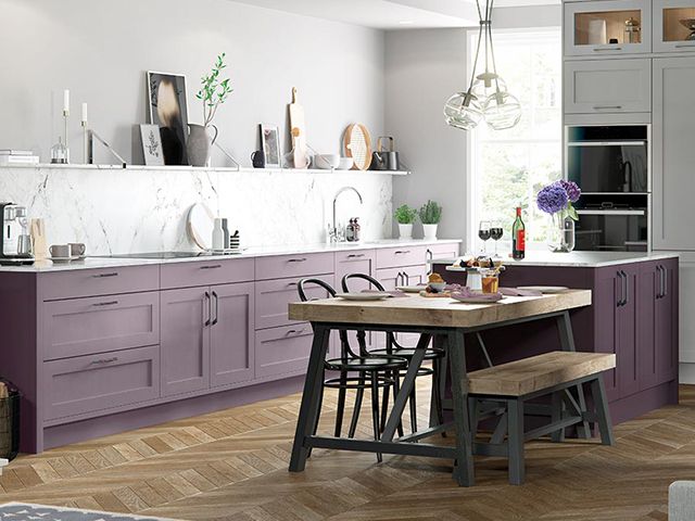 有紫色橱柜的厨房-灵感- goodhomesmagazine.com