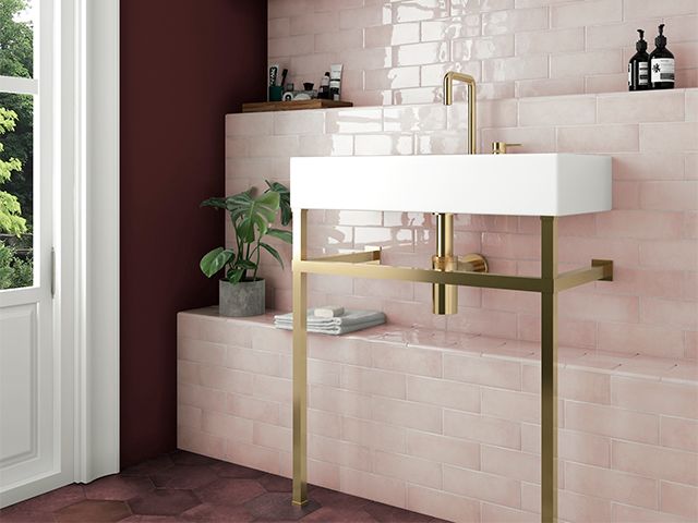 粉色和金色的浴室瓷砖-顶级浴室装修，将增加您的家庭价值-浴室- goodhomesmagazine.com