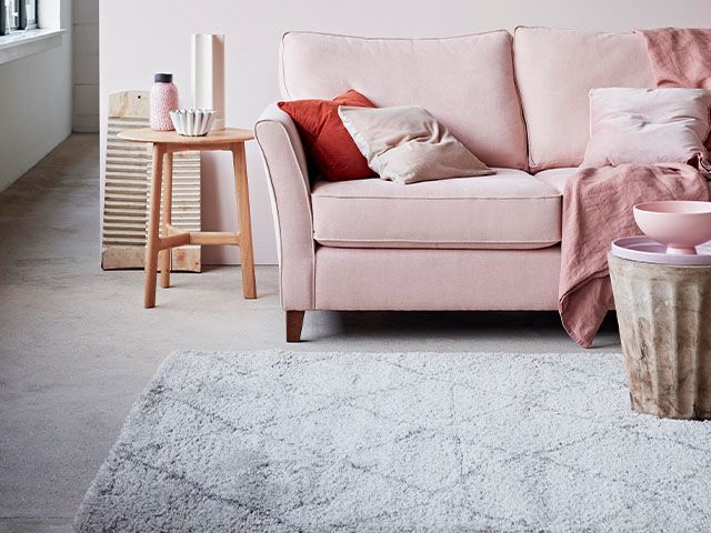粉红色沙发在中立客厅 -  5种方法可以省钱 - 您的加热 - 灵感 -  Goodhomesmagazine.com