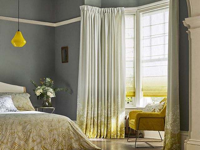 有黄色窗帘和窗帘的卧室