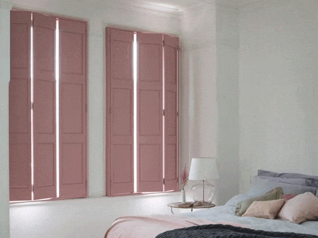粉红色的固体百叶窗在卧室里 - 窗帘棒 - 古老博物馆magazine.com