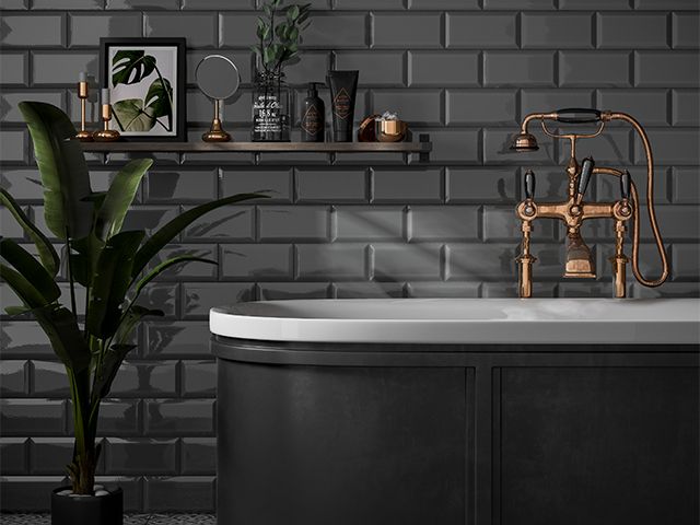 黑色和铜浴 - 如何在您的浴室使用黑色 - 浴室 -  GoodhomesMagazine.com