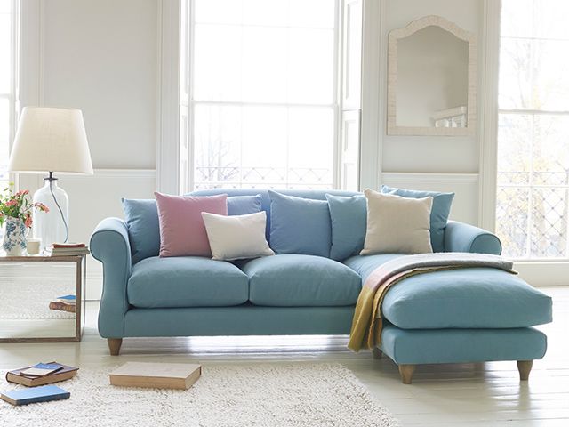 蓝色角落沙发-角落沙发:我们最喜欢的舒适和时尚的设计-客厅- goodhomesmagazine.com