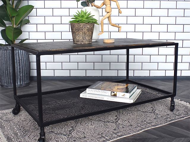 可移动的黑色咖啡桌 - 工业客厅：5顶级造型提示 - 起居室 -  Goodhomesmagazine.com