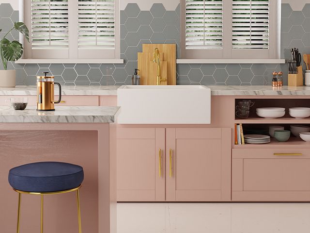 粉色调酒器厨房- 5种方法更新你的厨房不到100英镑-厨房- goodhomesmagazine.com
