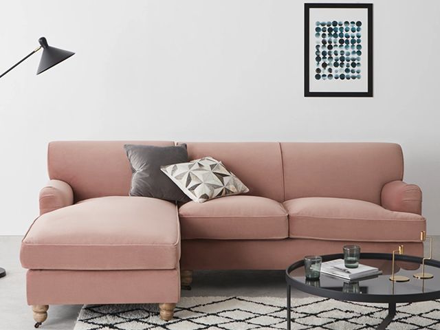 粉色天鹅绒角落沙发-躺椅沙发:我们最喜欢的舒适和时尚的设计-客厅- goodhomesmagazine.com