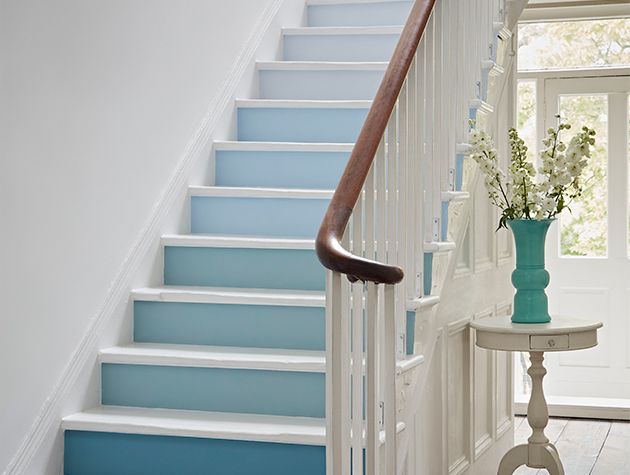 白色和蓝色彩绘楼梯