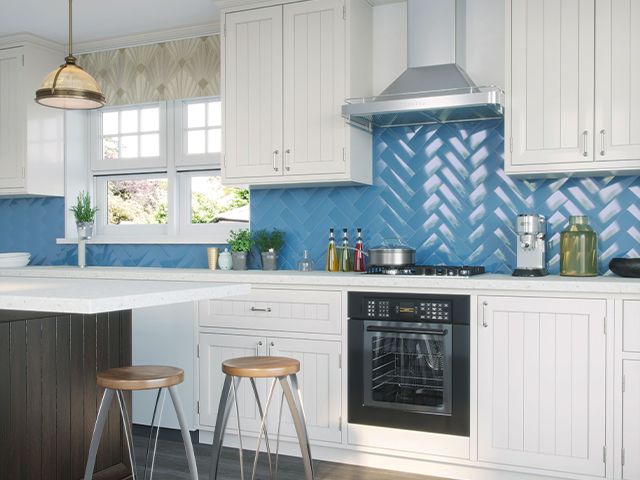 蓝色瓷砖厨房 - 现代航海装饰主题为您的家 - 灵感 - 古德霍姆斯Magazine.com