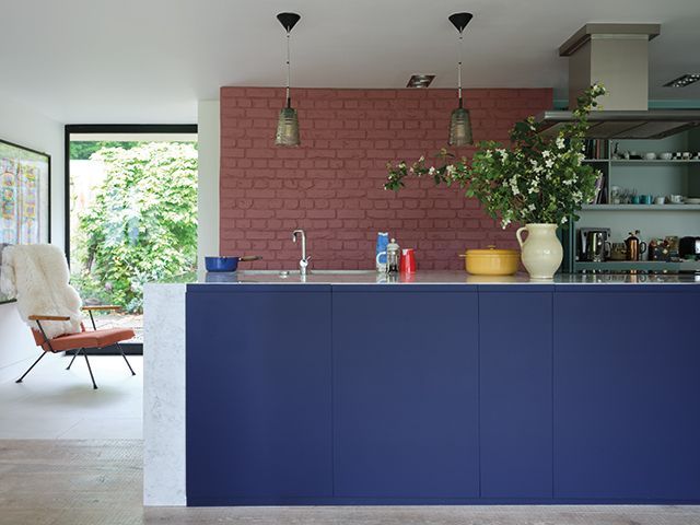 故事和球粉红色蓝色厨房砖墙 - 在锁定期间在线购买油漆？- 购物 -  Goodhomesmagazine.com