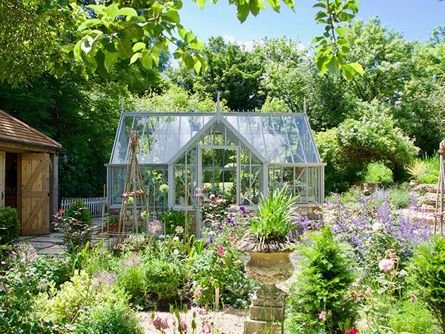 温室在英国花园-如何一个温室可以帮助种植自己的蔬菜-花园- goodhomesmagazine.com