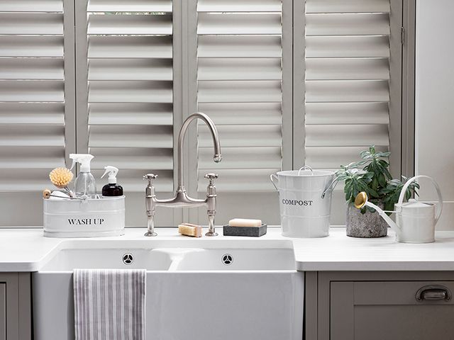灰色的厨房实用区域-轻松的清洁工作，你可以在禁闭期间做-灵感- goodhomesmagazine.com