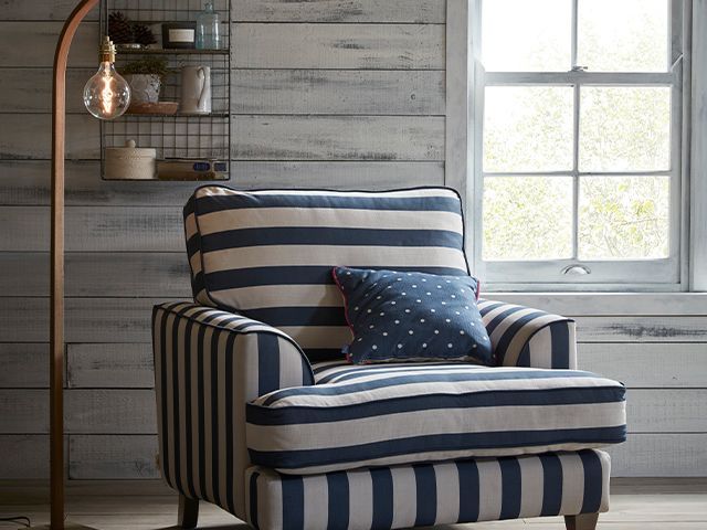 条纹扶手椅-为您的家现代航海装饰的想法-灵感- goodhomesmagazine.com