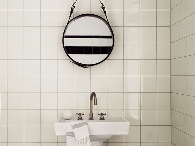 浴室挂镜-如何让你的浴室看起来更昂贵-浴室- goodhomesmagazine.com