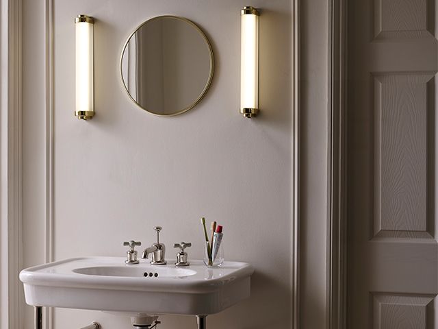 浴室壁灯-如何让你的浴室看起来更昂贵-浴室- goodhomesmagazine.com