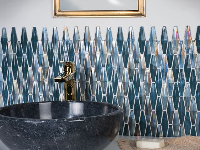 蓝色喷溅-如何让你的浴室看起来更昂贵-浴室- goodhomesmagazine.com