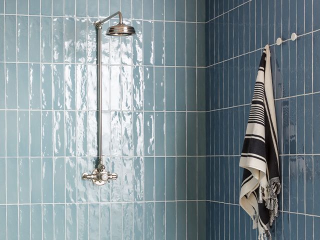 蓝色瓷砖淋浴房 -  6个职业风格浴室 - 浴室 -  Goodhomesmagazine.com