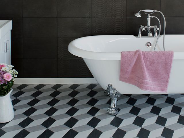 检查浴室地板-如何让你的浴室看起来更昂贵-浴室- goodhomesmagazine.com