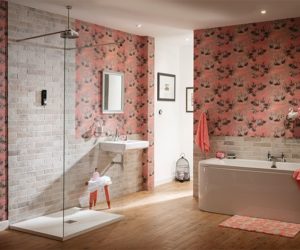 粉色墙纸浴室——赢得一个价值400英镑的数码淋浴器——goodhomesmagazine.com