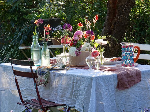 漂亮的花花园桌子造型由Selina湖- goodhomesmagazine.com