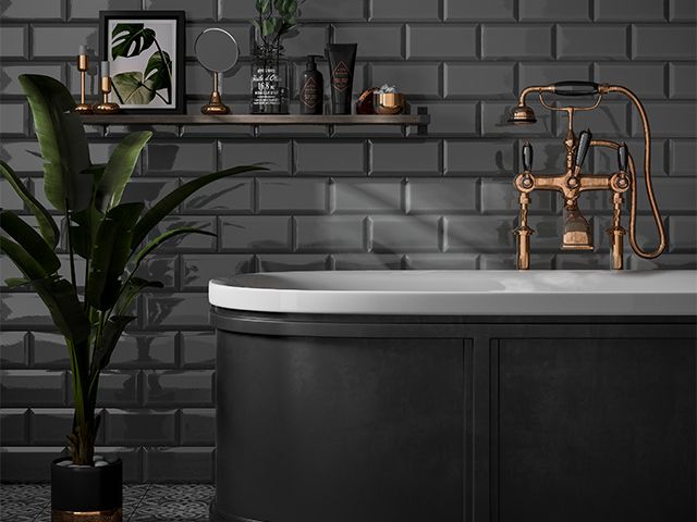 黑色镶板浴缸- 5个独特的灰色浴室造型技巧-浴室-好家杂志