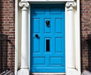 蓝色的前门-这种前门的颜色给你的家增加了最大的价值-灵感- goodhomesmagazine.com