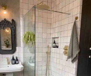 白色浴室的黄铜淋浴-看看室内设计师克里洛克伍德的浴室改造-浴室- goodhomesmagazine.com