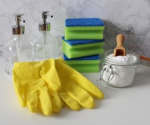 万寿菊和清洁产品-你应该多久更换一次你的家庭必需品?-灵感- goodhomesmagazine.com