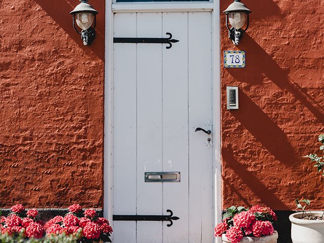 白色小屋门 - 你的前门的颜色对你说了什么？- 灵感 -  GoodhomesMagazine.com