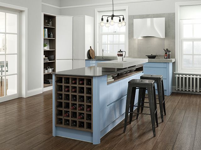 蓝色厨房的酒架-冠状病毒如何影响厨房设计- kitchen - goodhomesmagazine.com