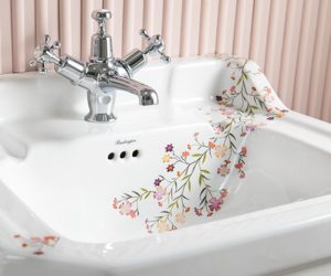 伯灵顿浴室水槽在基座上与插图花- goodhomesmagazine.com