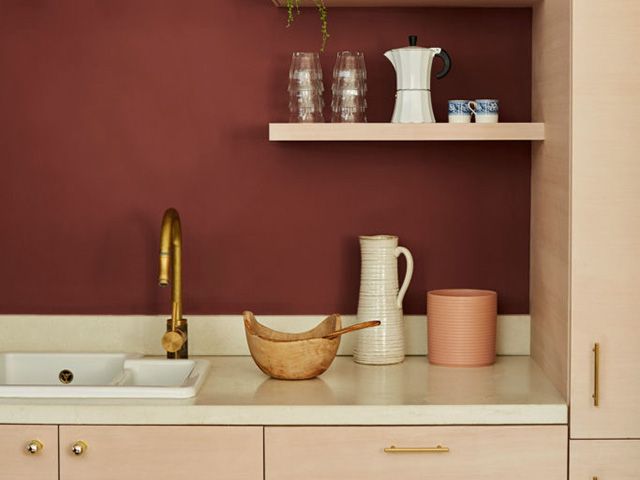 厨房刷着红色的墙- goodhomesmagazine.com
