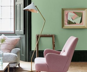 绿色的客厅和粉红色的扶手椅