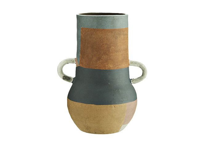 大Terracotta条纹花瓶从玫瑰和灰色- goodhomesmagazine.com