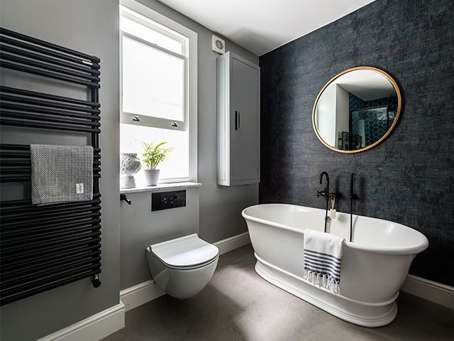 黑色浴室散热器 - 查看这间时尚的家庭浴室配有声明瓷砖 - 浴室 -  GoodhomesMagazine.com