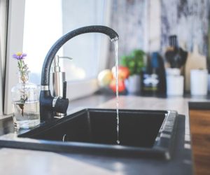 现代厨房的黑色水槽-如何让你的厨房更环保-厨房- goodhomesmagazine.com