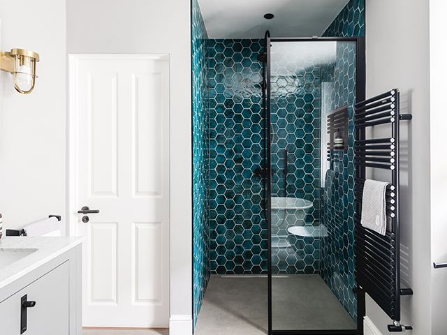 蓝色六角形瓷砖 - 看看这间时尚的家庭浴室配有陈述瓷砖 - 浴室 -  Goodhomesmagazine.com