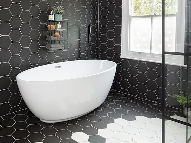 单色浴室与分裂的颜色地砖-灵感- goodhomesmagazine.com