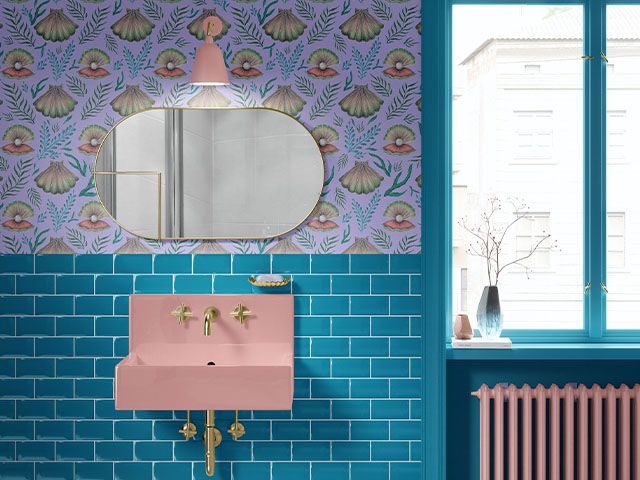粉红色的盆地蓝色瓷砖 -  Destrating浴室的设计理念 - 浴室 -  GoodhomesMagazine.com