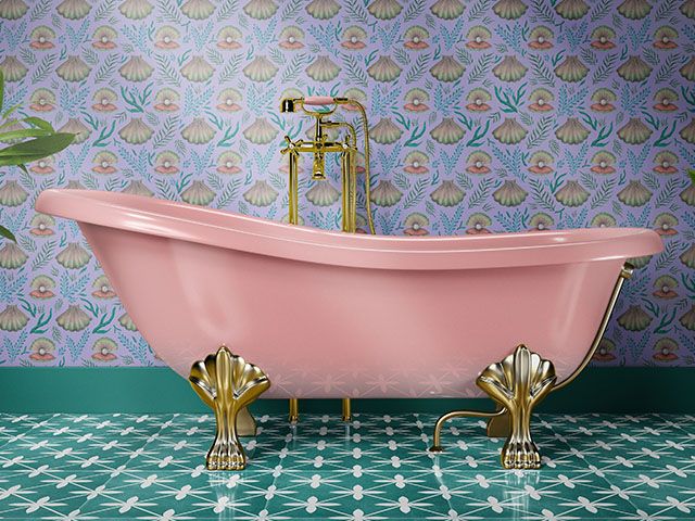 粉色卷顶浴缸-声明浴室的设计理念-浴室- goodhomesmagazine.com