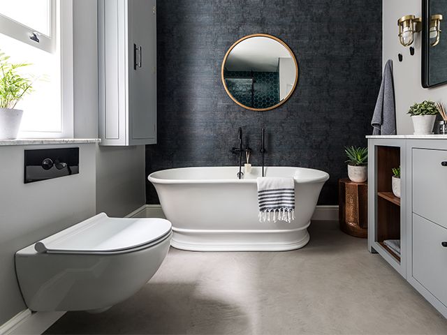 带独立浴缸的时尚浴室 - 来看看这间时尚的家庭浴室配有声明瓷砖 - 浴室 -  GoodhomesMagazine.com