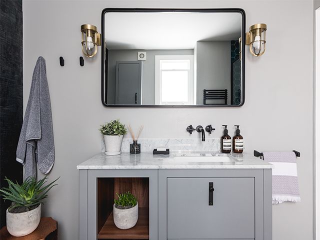 梳妆区灰色水槽-看看这个时髦的家庭浴室与声明瓷砖-浴室- goodhomesmagazine.com
