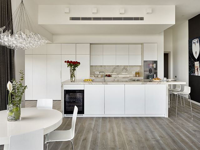 白色的厨房空间-如何为你的家选择合适的白色阴影-灵感- goodhomesmagazine.com
