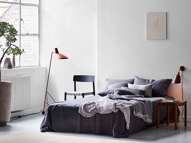 白色轻松的卧室-如何为你的家选择合适的白色阴影-灵感- goodhomesmagazine.com
