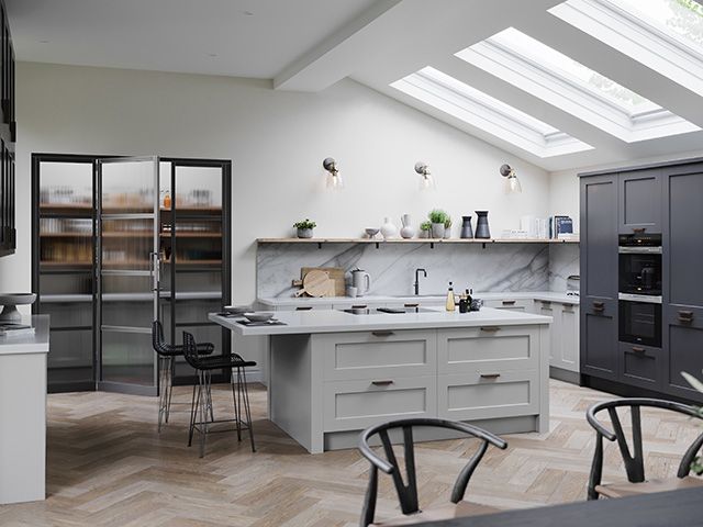 灰色厨房与现代岛和食品储藏室