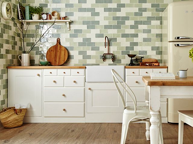 Cottage Style Kitchen  - 为什么小屋风格的内饰正在制作一个巨大的复出 - 灵感 - 博伊德霍姆斯Magazine.com