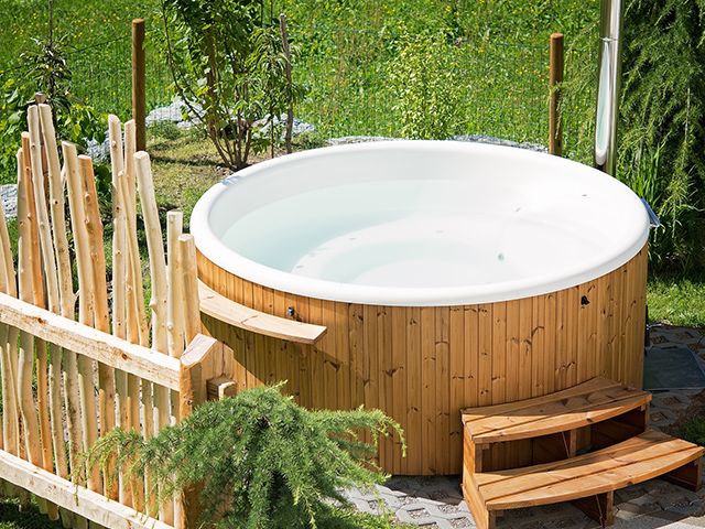 花园热水浴缸-如何保持你的热水浴缸干净这个夏天-购物- goodhomesmagazine.com